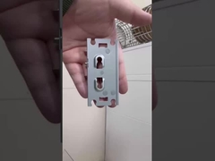 여러 산업용 용기를 지원하는 금속판 공예품